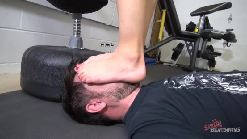 Nikki nächster Fuß, Würgen, Fußanbetung, Fetisch, Füße, Dominanz, Domina, Sklave, Lecken, Hahnrei, Hahnrei, Scherengriff